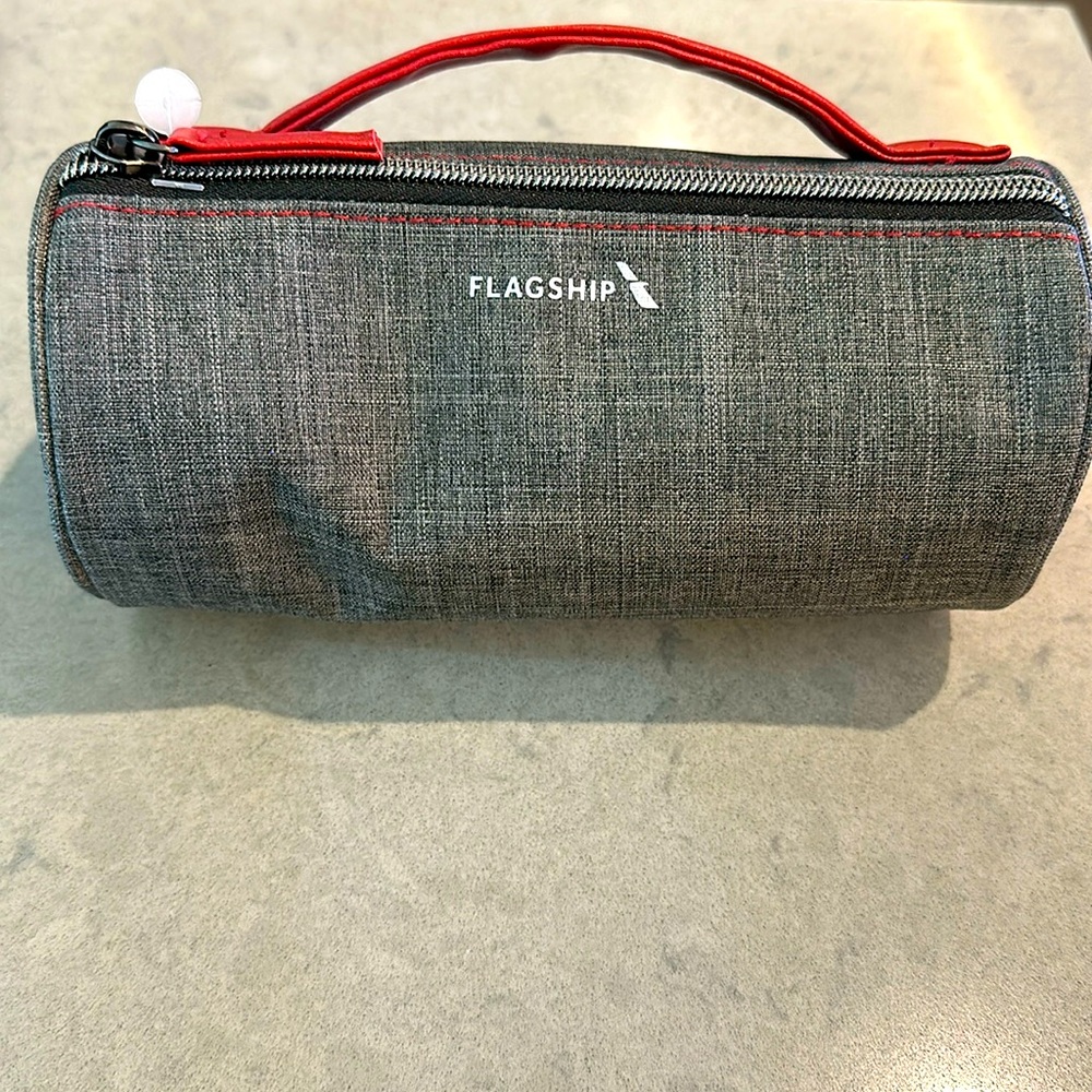 NWT✈️THIRTEEN LINE AMERICAN AIRLINES GREY ZIPPERED TOILETRIES CASE - RED HANDLE